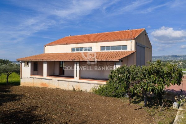 locale di sgombero in vendita a Scicli in zona Donnalucata