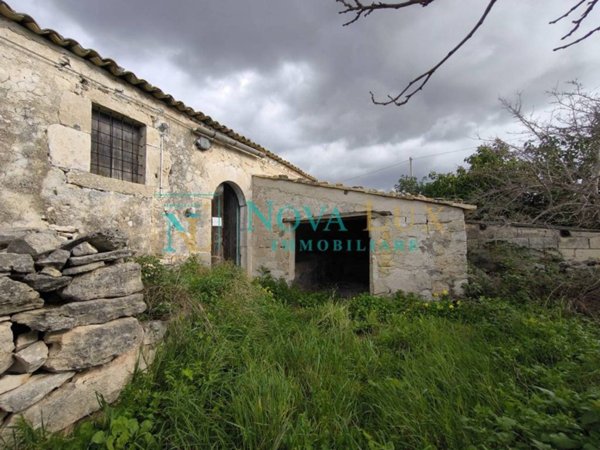 casa indipendente in vendita a Scicli