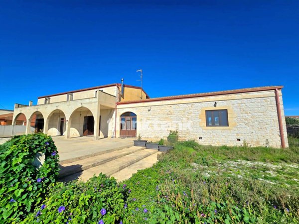 casa indipendente in vendita a Scicli