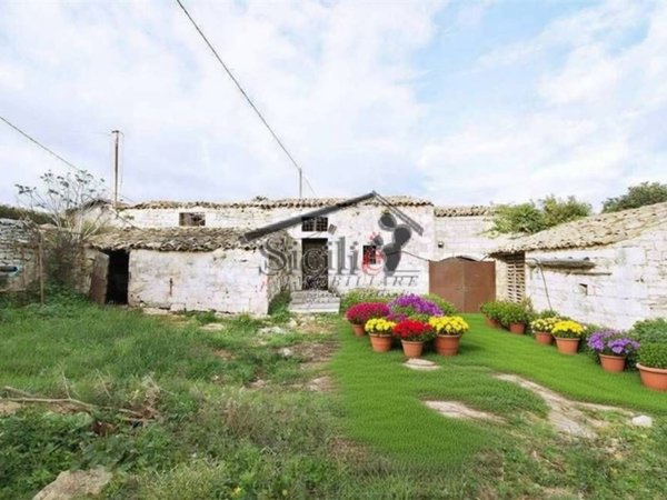 casa indipendente in vendita a Scicli