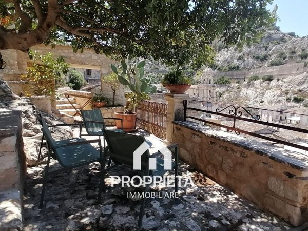 casa indipendente in vendita a Scicli