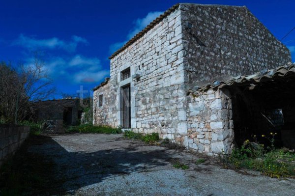 casa indipendente in vendita a Scicli