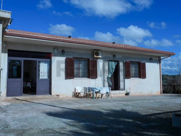 casa indipendente in vendita a Scicli