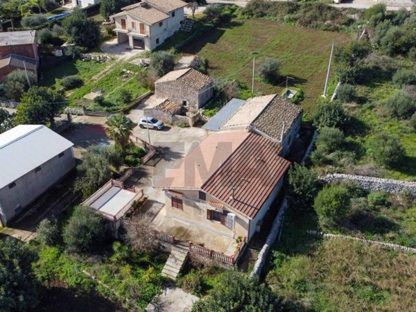 casa indipendente in vendita a Scicli