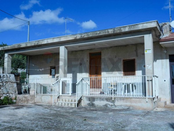 casa indipendente in vendita a Scicli