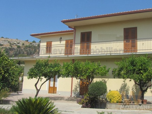 casa indipendente in vendita a Scicli