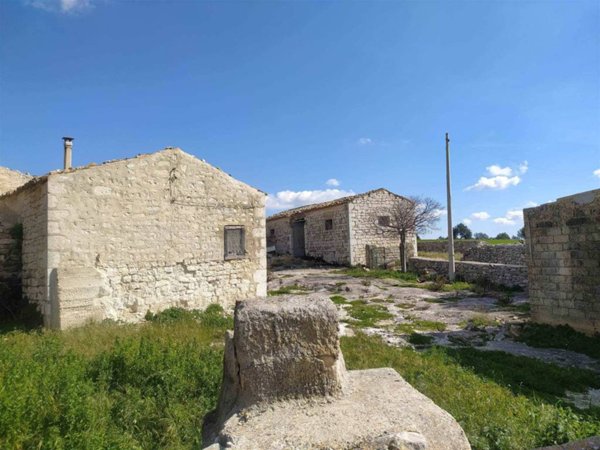 casa indipendente in vendita a Scicli