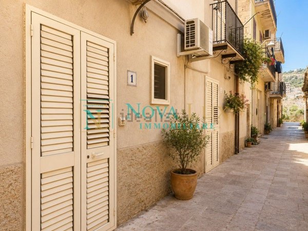 casa indipendente in vendita a Scicli