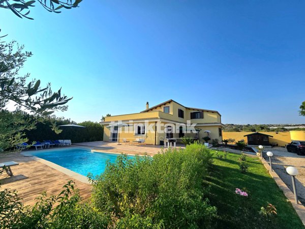 casa indipendente in vendita a Scicli in zona Sampieri