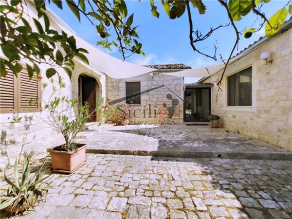 casa indipendente in vendita a Scicli