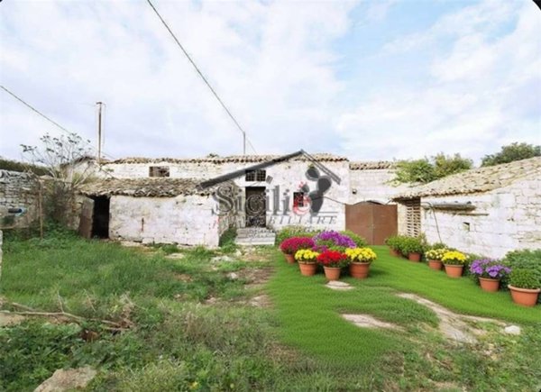 casa indipendente in vendita a Scicli