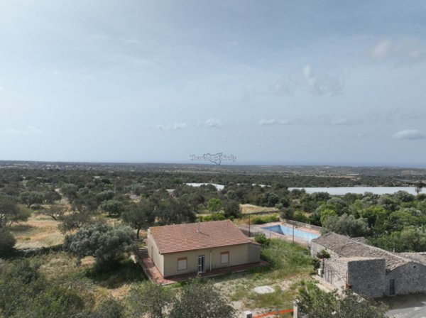 casa indipendente in vendita a Scicli