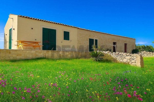 casa indipendente in vendita a Scicli
