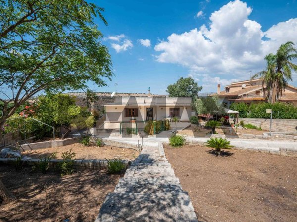 casa indipendente in vendita a Scicli