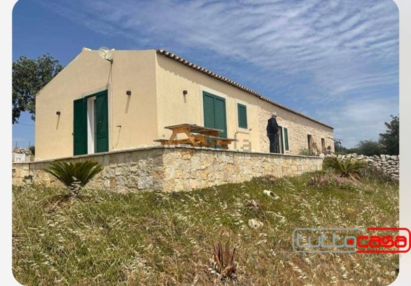 casa indipendente in vendita a Scicli