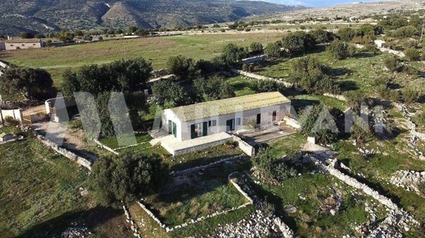 casa indipendente in vendita a Scicli