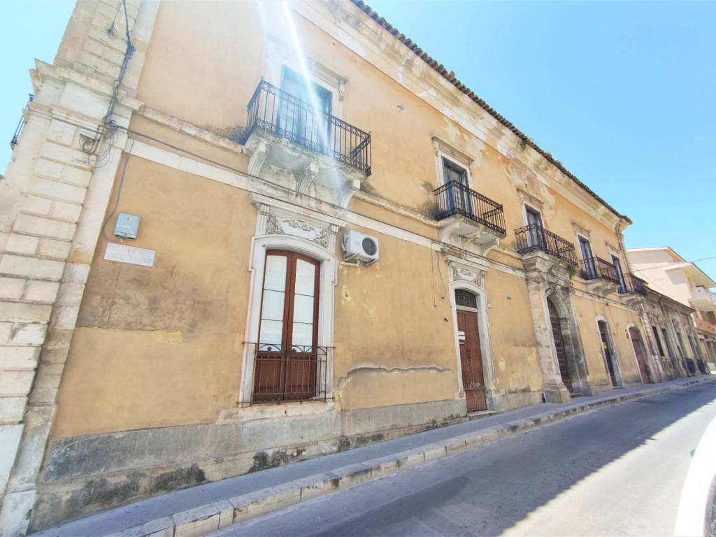 intera palazzina in vendita a Vittoria