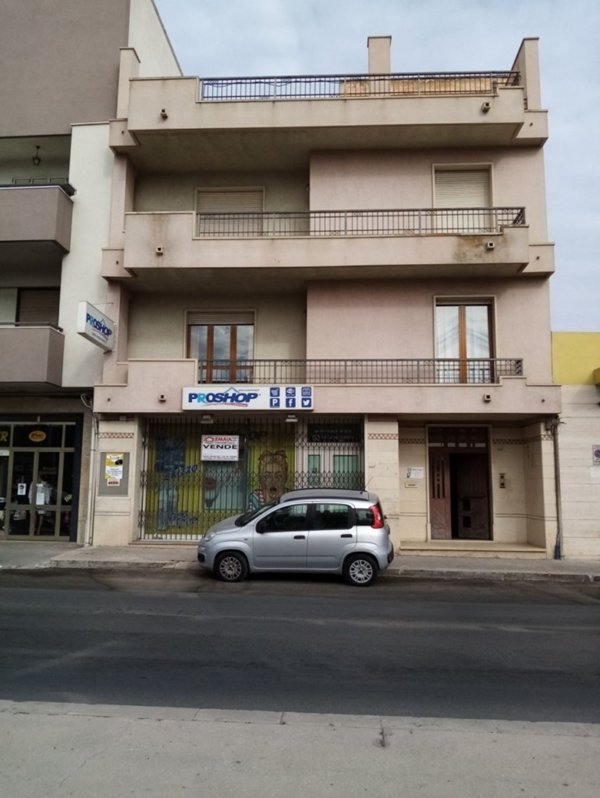 locale commerciale in vendita a Vittoria