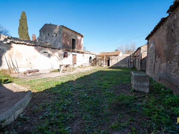 casa indipendente in vendita a Vittoria