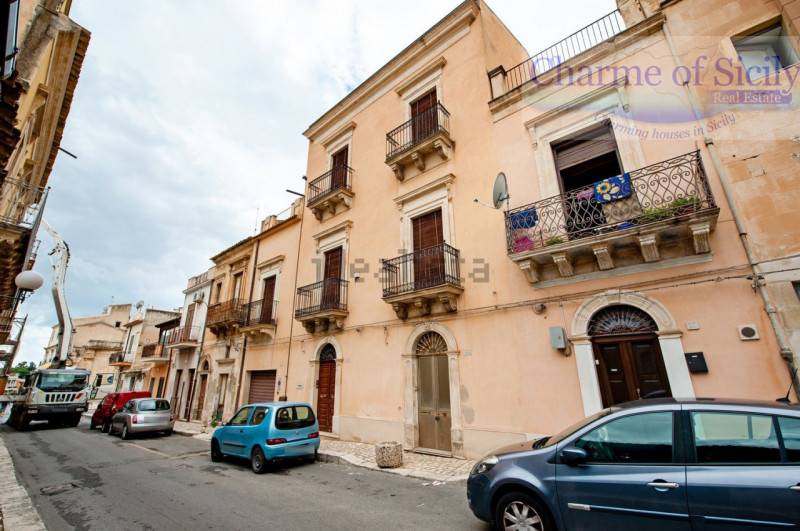 intera palazzina in vendita a Vittoria