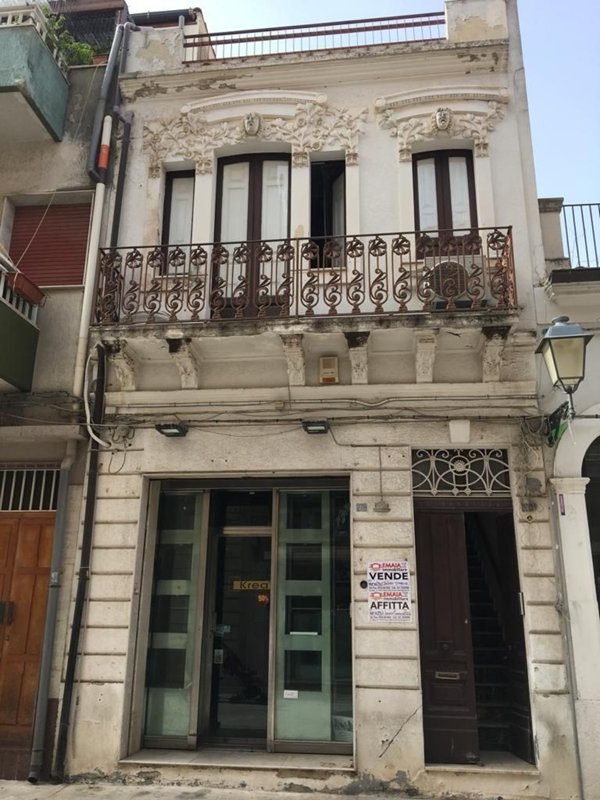 locale commerciale in vendita a Vittoria