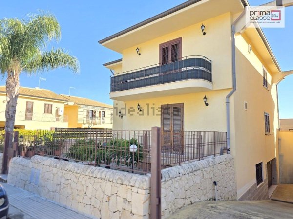 casa indipendente in vendita a Vittoria