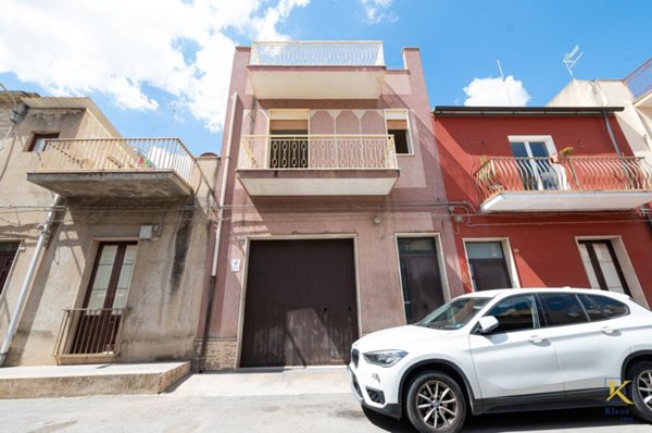 casa indipendente in vendita a Vittoria