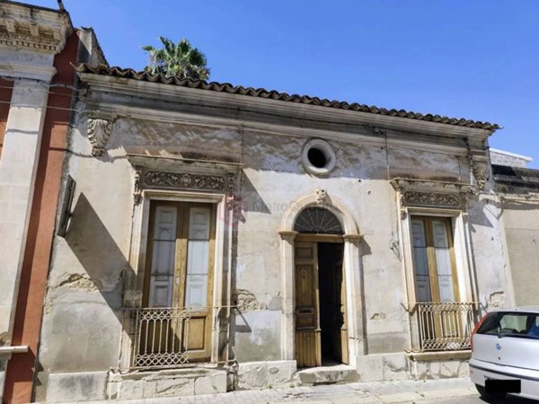casa indipendente in vendita a Vittoria