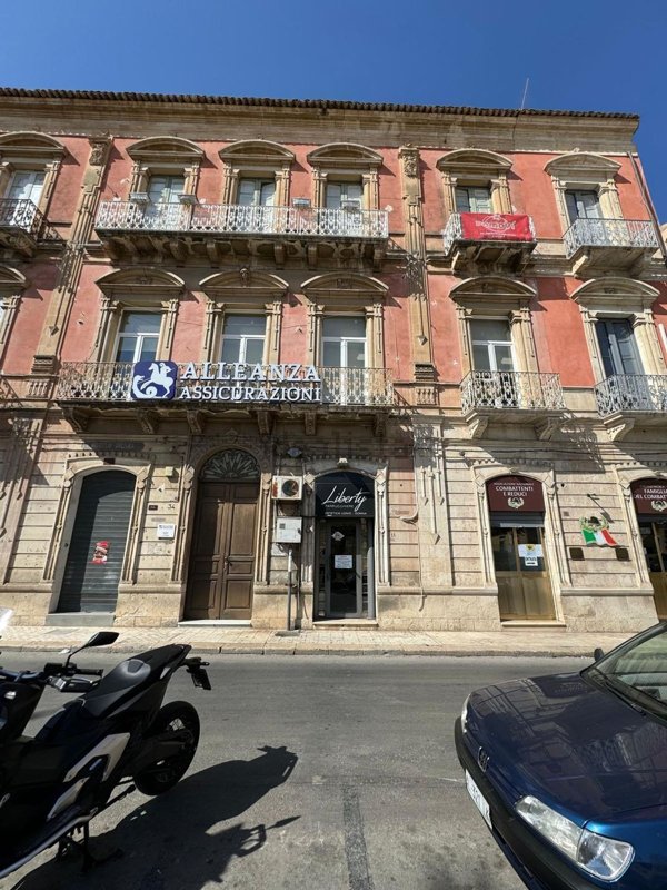 locale commerciale in vendita a Vittoria