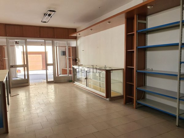 locale commerciale in vendita a Vittoria