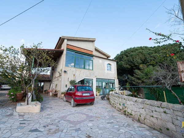 casa indipendente in vendita a Vittoria