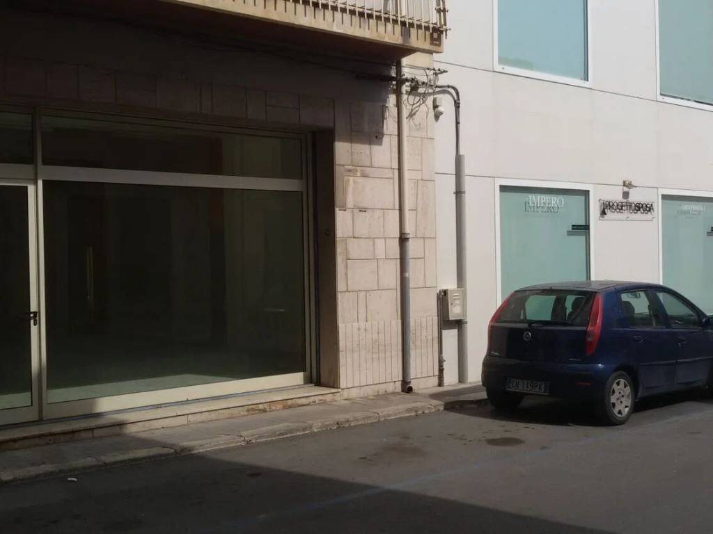 locale commerciale in vendita a Vittoria