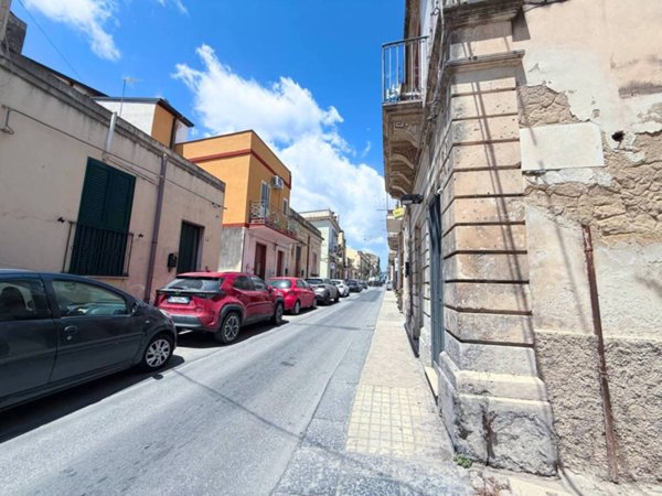 locale commerciale in vendita ad Augusta