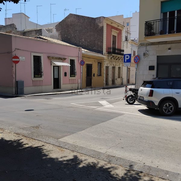 locale commerciale in vendita ad Augusta