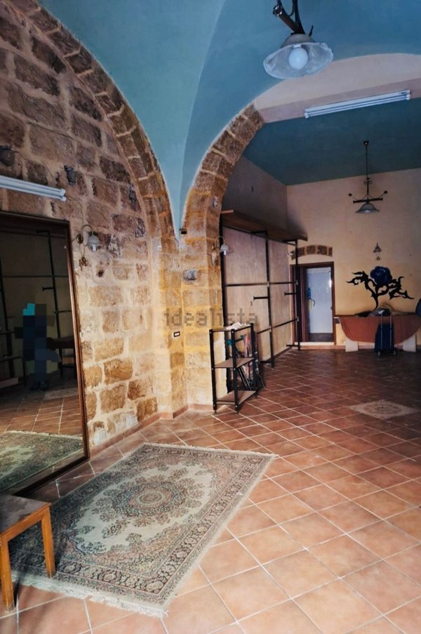 locale commerciale in vendita ad Augusta