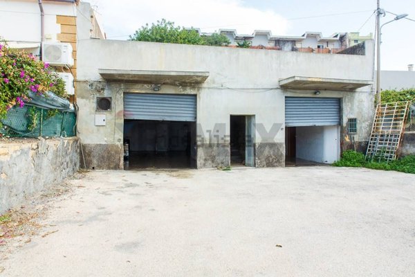 locale commerciale in vendita ad Augusta