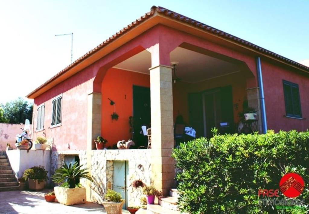 casa indipendente in vendita ad Avola in zona Gallina