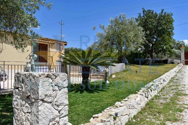 casa indipendente in vendita ad Avola