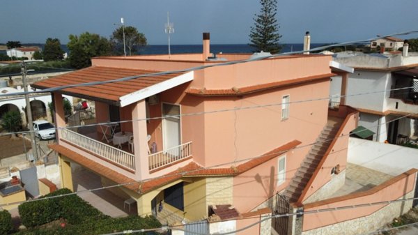 casa indipendente in vendita ad Avola in zona Chiusa di Carlo