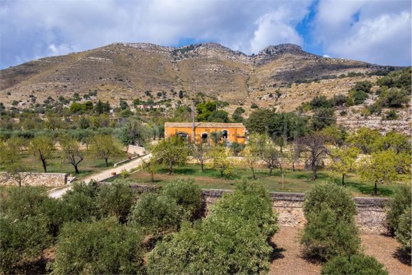 casa indipendente in vendita ad Avola