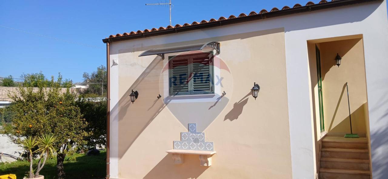 casa indipendente in vendita ad Avola in zona Gallina