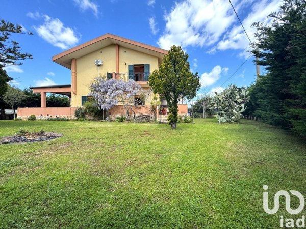 casa indipendente in vendita ad Avola in zona Montagna