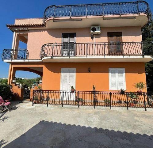casa indipendente in vendita ad Avola in zona Falaride