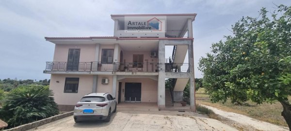 casa indipendente in vendita ad Avola in zona Chiusa di Carlo
