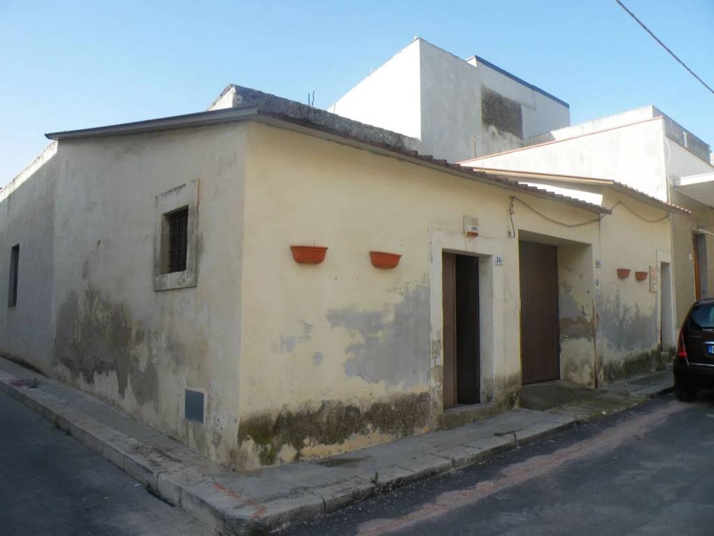 locale di sgombero in vendita ad Avola