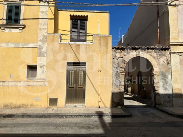 casa indipendente in vendita ad Avola