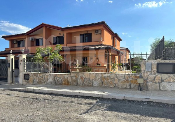 casa indipendente in vendita ad Avola