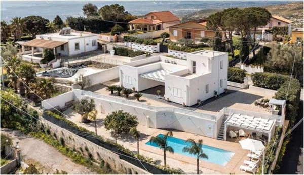 casa indipendente in vendita ad Avola