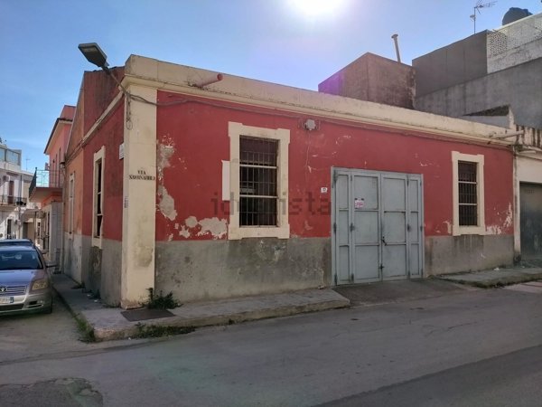 locale di sgombero in vendita ad Avola