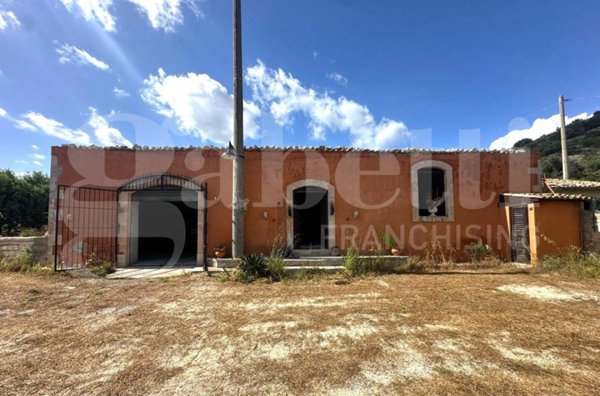 casa indipendente in vendita ad Avola